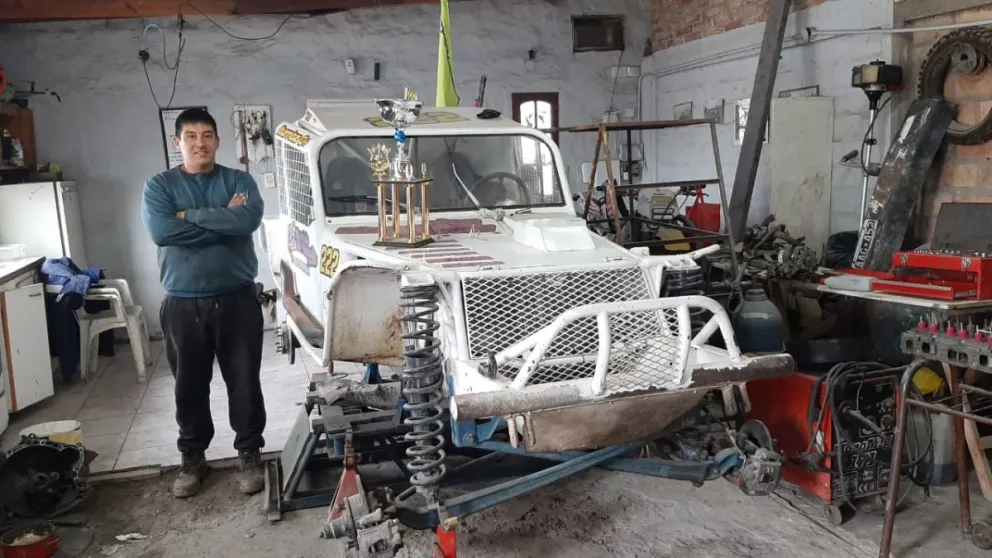 Sebastián Iturrioz, mecánico de Viedma, y su pasión por el Safari Regional. 