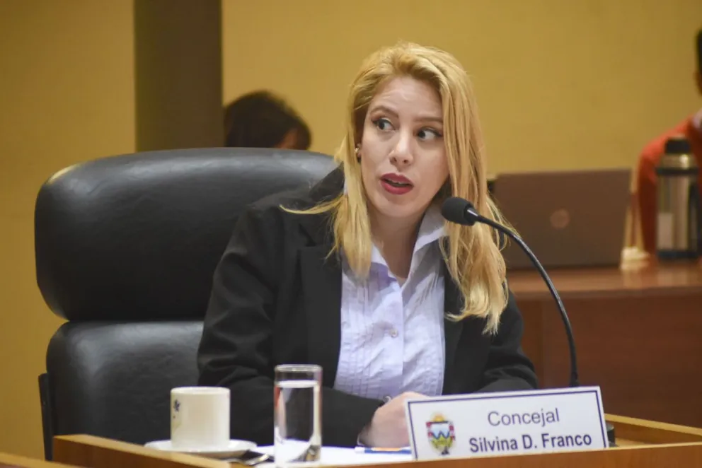 Franco centró su crítica en el tipo de trabajo que actualmente domina el parlamento municipal.
