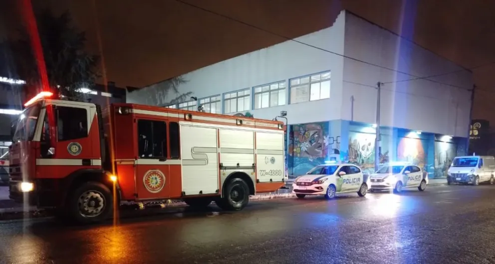Bomberos y personal policial trabajaron en el lugar. 