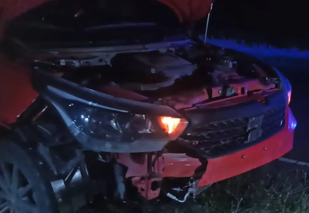 Estado en que el quedó el auto alquilado. Foto gentileza. FM Éxitos/General Conesa.