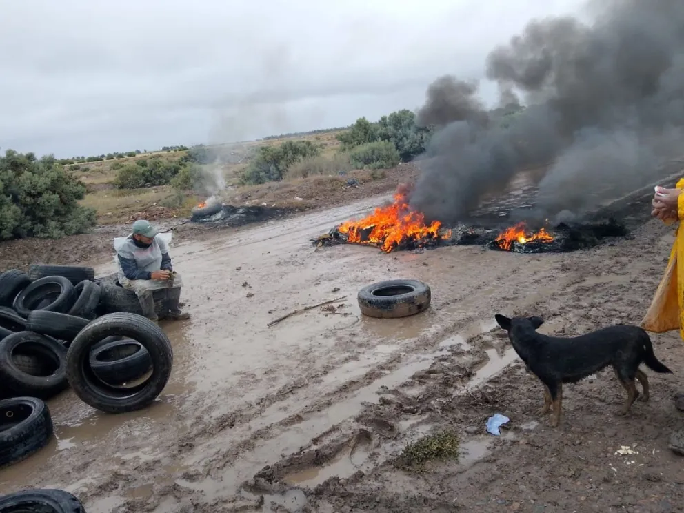 Piquete con quema de gomas en la calle 30 de Viedma. 
