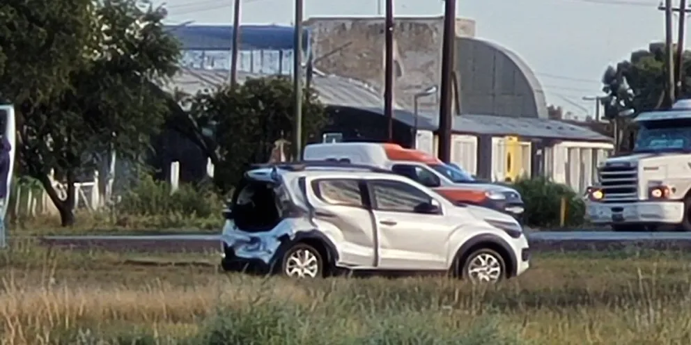 El Fiat Mobi terminó con parte trasera destrozada.