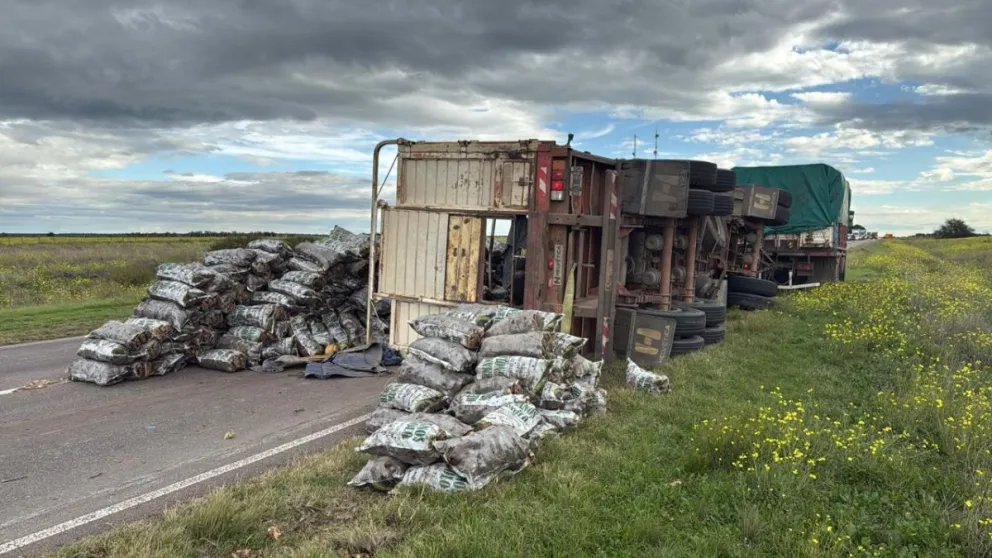 Parte del cargamento cayó sobre la cinta asfáltica. 