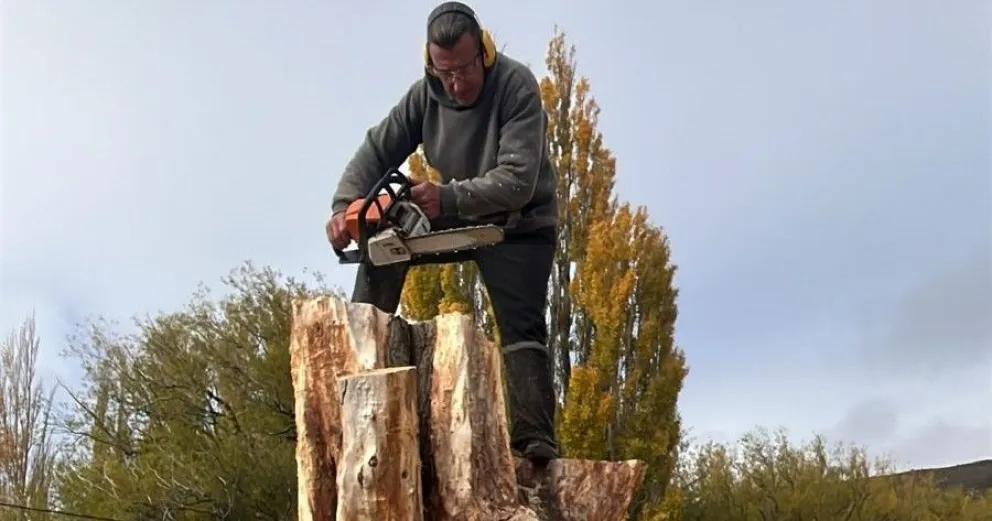 El escultor viedmense está dando sus primeros pasos en el nuevo proyecto. 