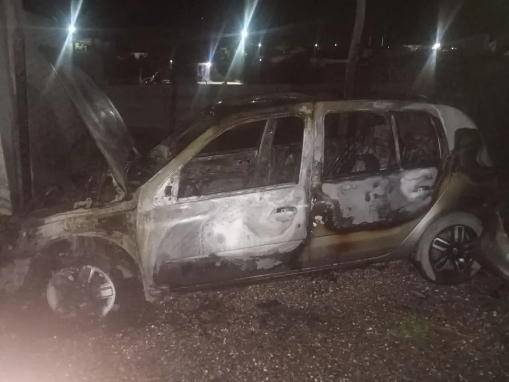 El Renault Clio consumido por las llamas 