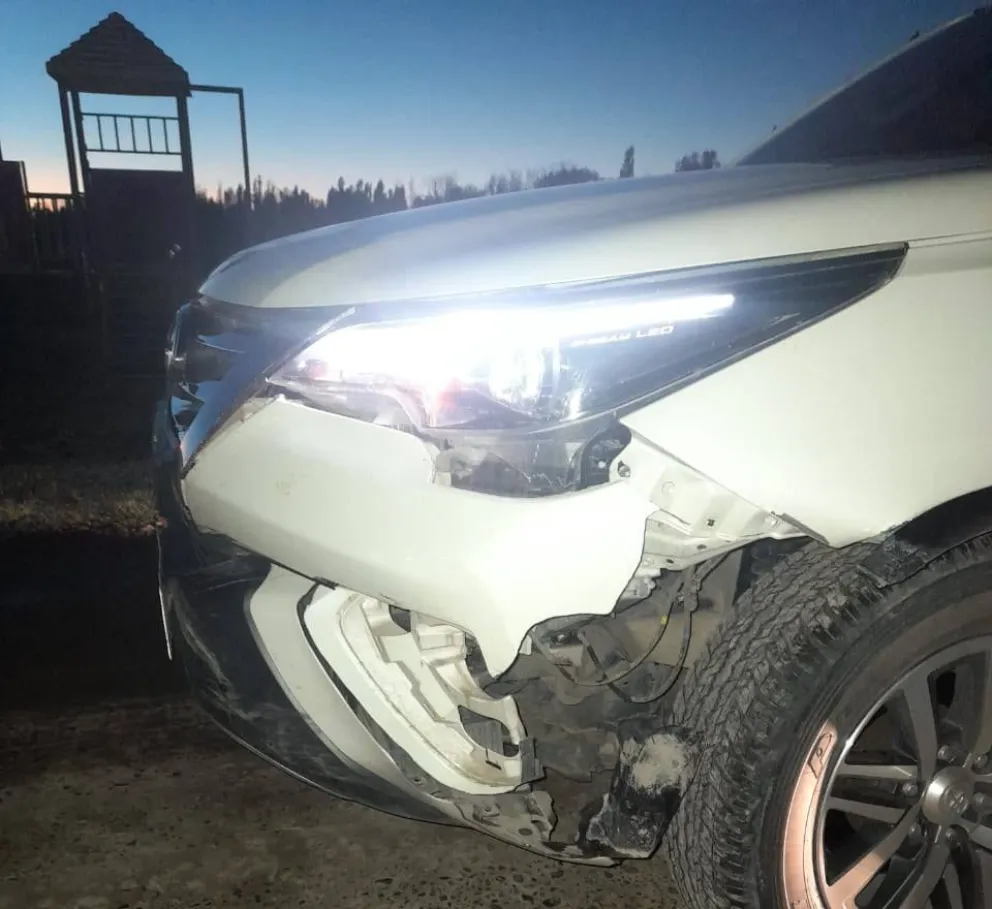 Los viajeros de la Toyota salieron ilesos. Foto gentileza: FM Éxitos/General Conesa.

