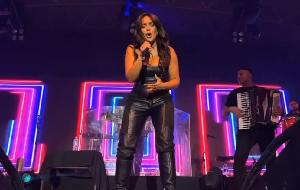 Ángela Leiva, una diosa arriba del escenario del Polideportivo de Las Grutas. 