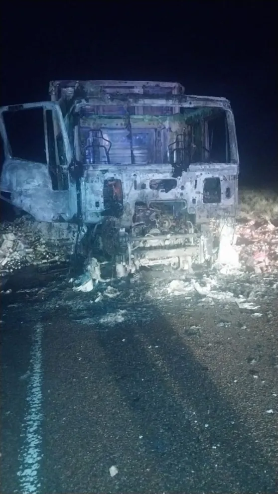 Camión totalmente quemado sobre la Ruta 3.