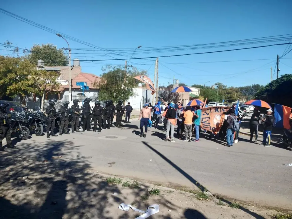 Policía e hinchas a la salida del encuentro. Foto: ANR.