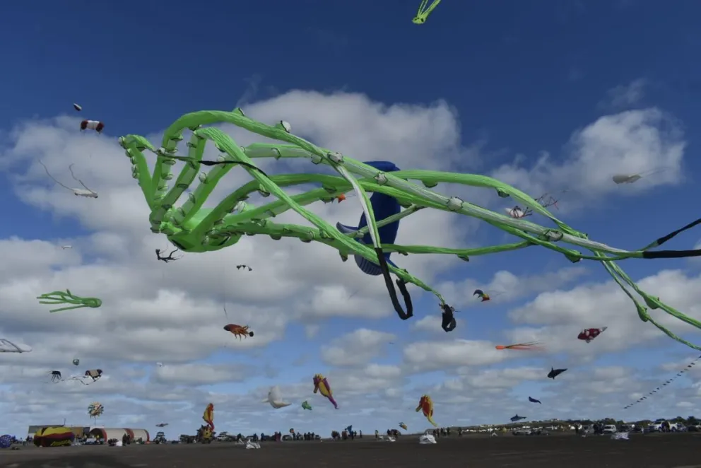 Barriletes en el cielo de El Cóndor. Foto: Vanesa Schwemmler.