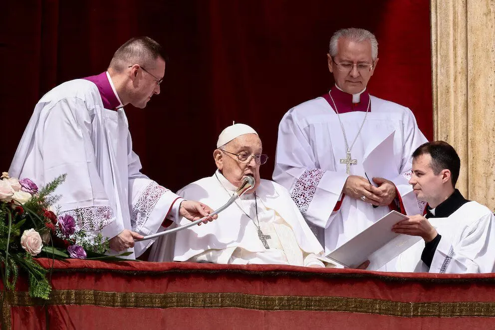 El pontífice permaneció en silla de ruedas en el balcón de la basílica.