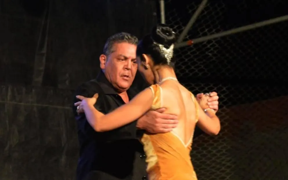 Leandro en uno de sus espectáculos sacándole viruta al piso.