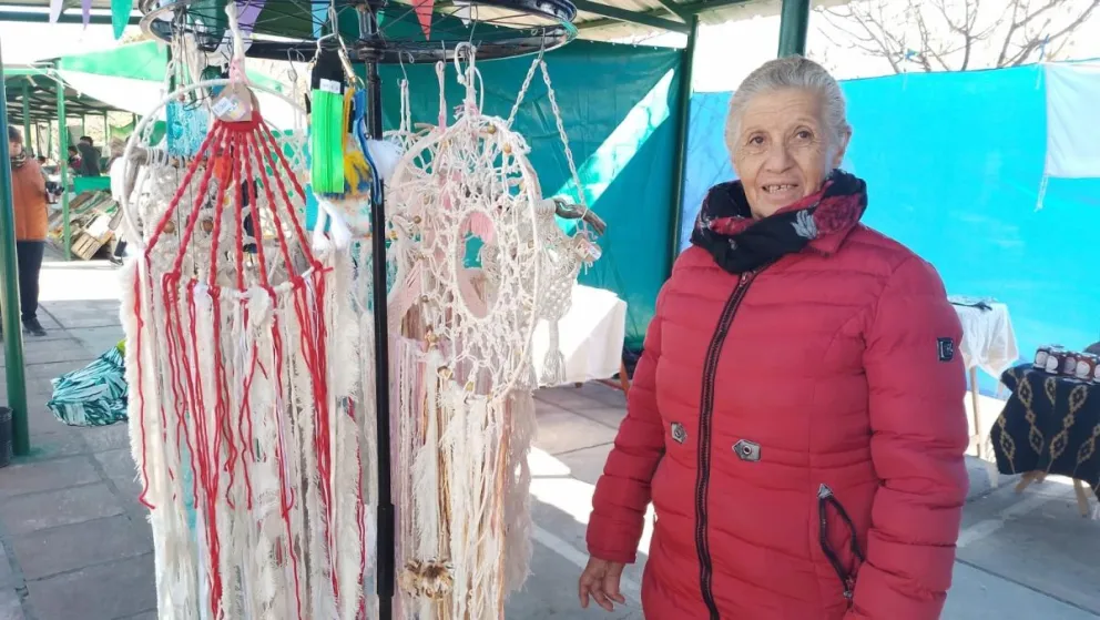 Los atrapasueños de macramé y llaveron predominan en el stand.
