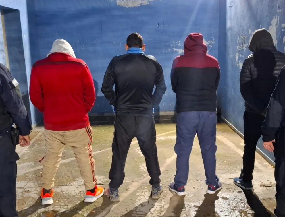 La policía llegó a tiempo y los cuatro quedaron presos por unas horas.