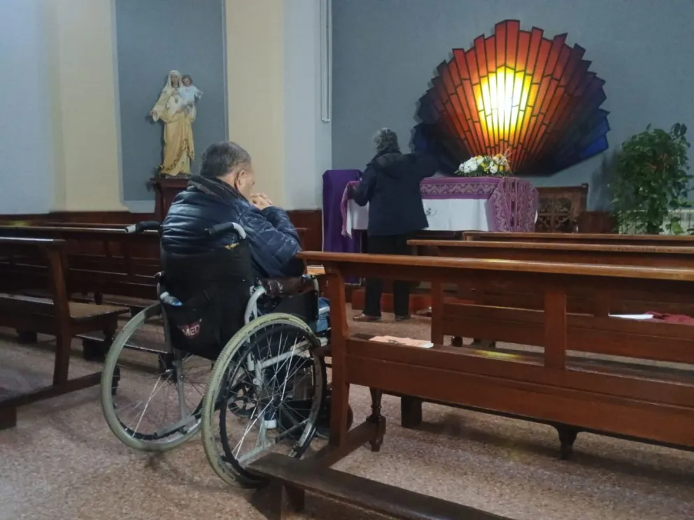Antes de la misa, algunos fieles aparecieron por la Catedral. Fotos Vanesa Schwemmler para NoticiasNet.