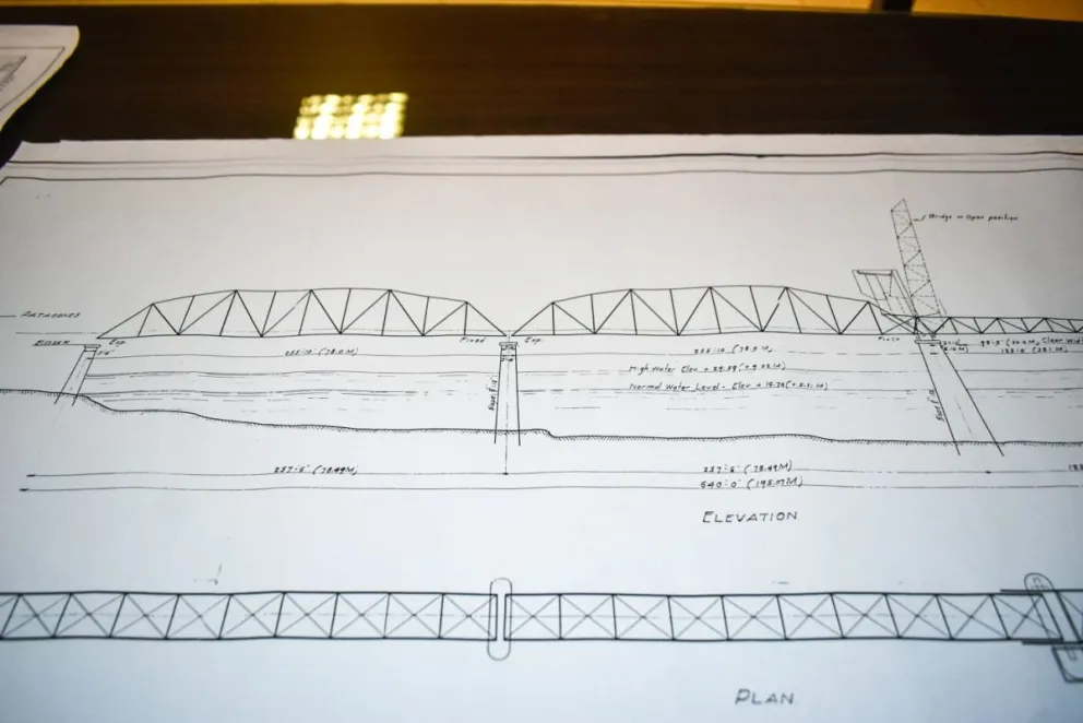 El público presente pudo observa la copia de los planos originales. (Fotos: Vanesa Schwemmler)