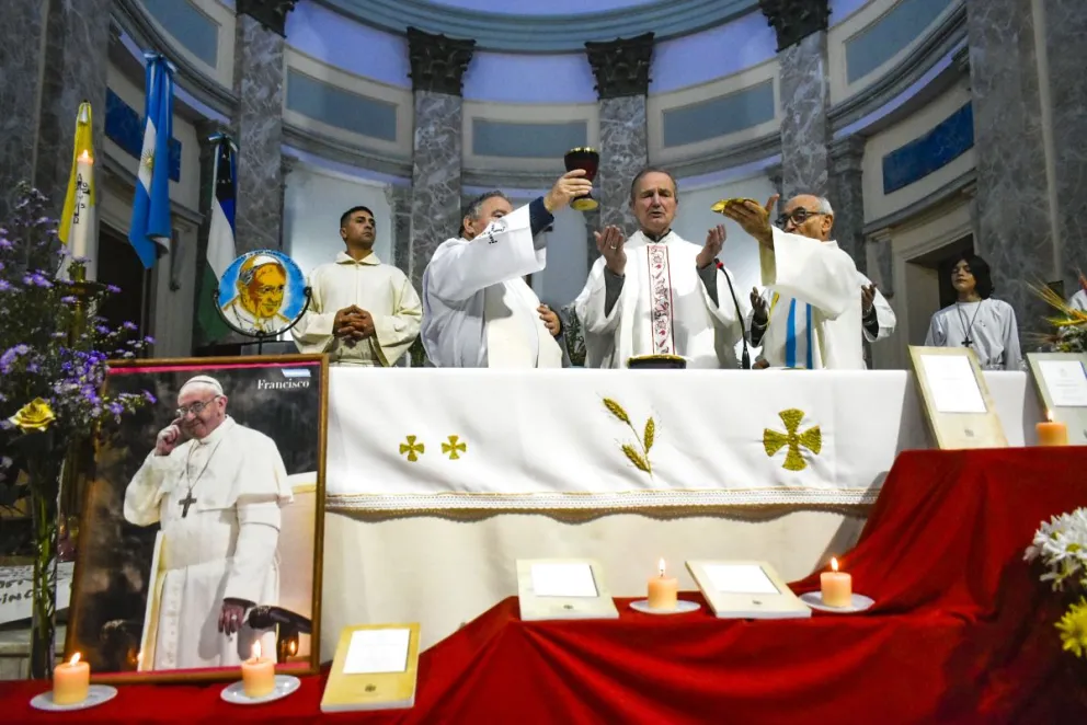 Ante un templo colmado, fieles y vecinos se acercaron a despedir con respeto y recogimiento al primer pontífice latinoamericano. (Fotos: Vanesa Schwemmler)