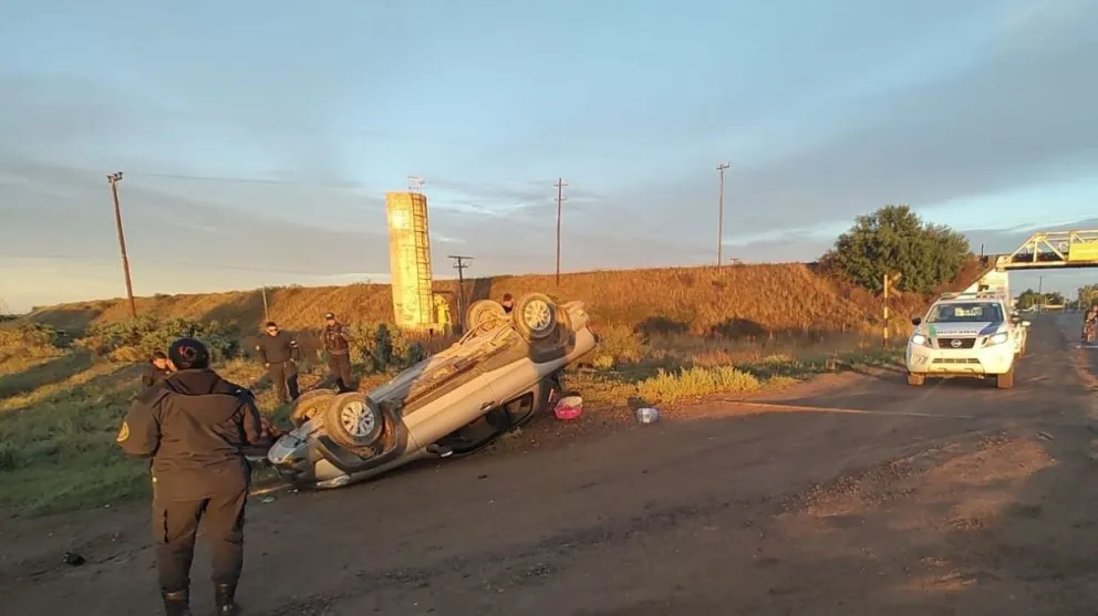Una camioneta Fiat Strada volcó en la Ruta Provincial 1 y San Francisco.
