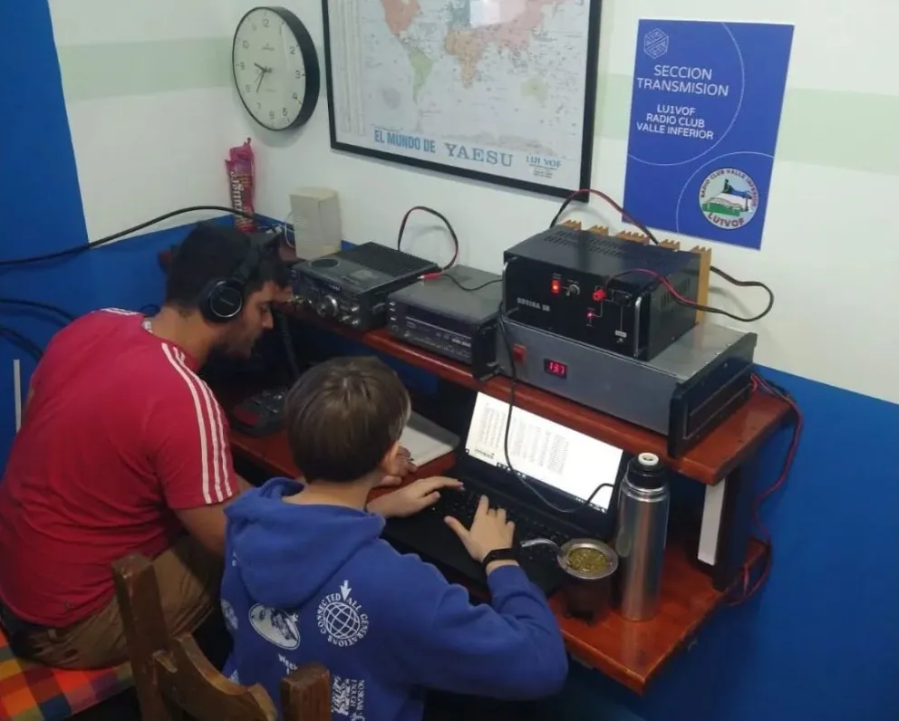 Alumnos en plena práctica (Foto: Radioclub Valle Inferior)