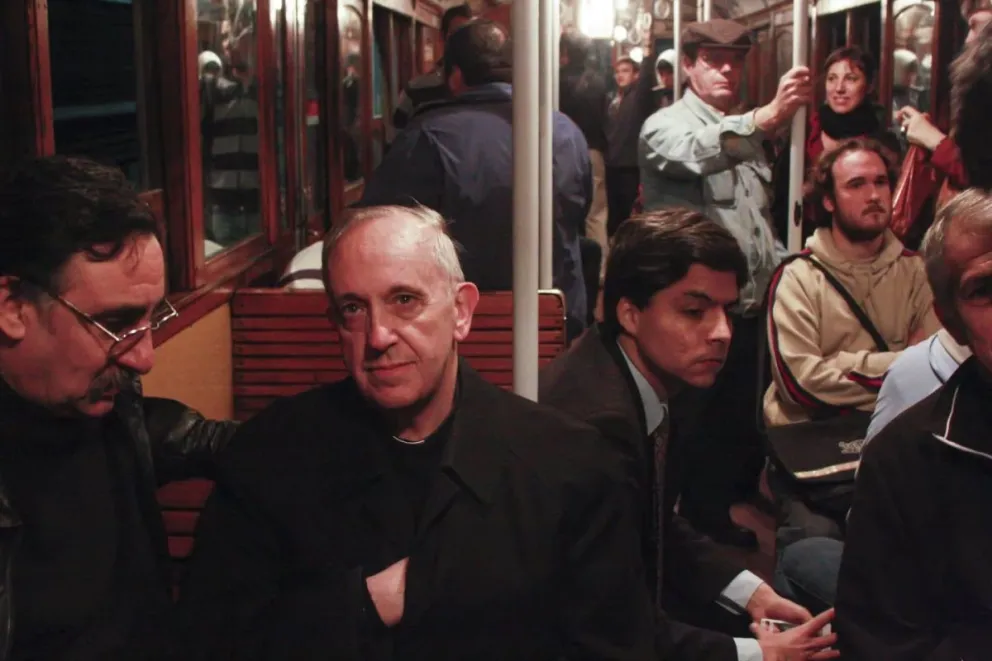 Buenos Aires, 24 de mayo de 2008. El arzobispo de Buenos Aires y cardenal primado, Jorge Bergoglio, viaja en subte linea A en el trayecto Plaza Miserere - Plaza de Mayo.