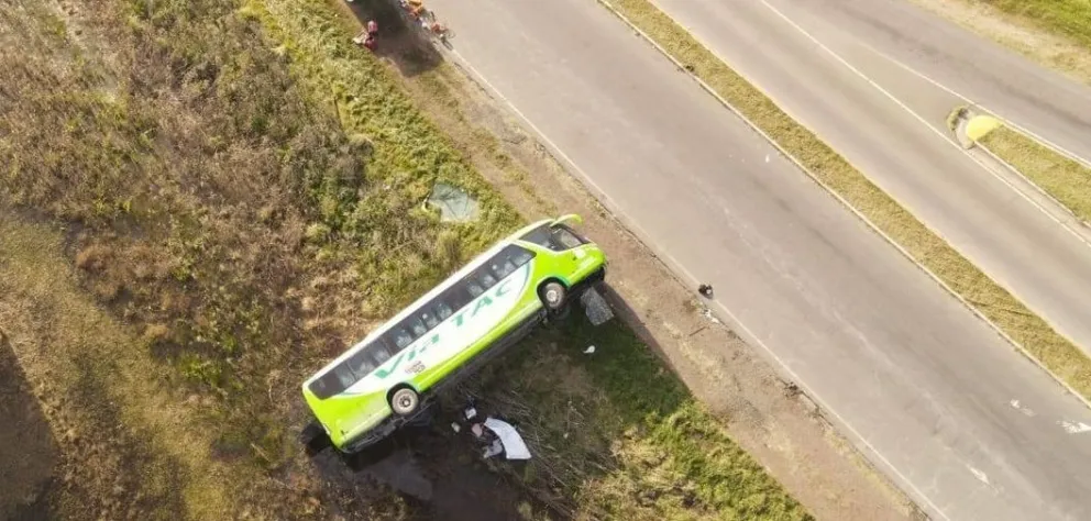 Accidente fatal tras el vuelco de un colectivo Vía Tac. 
