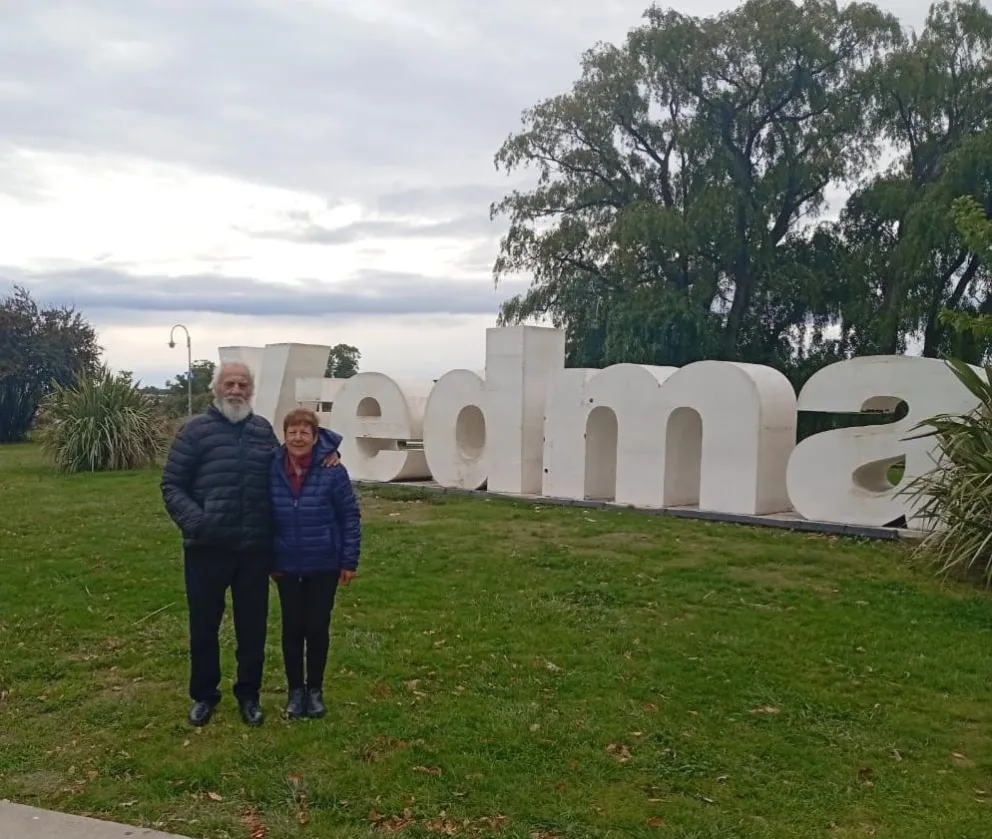 El verdadero propietario con su esposa de paso por Viedma en estos días.