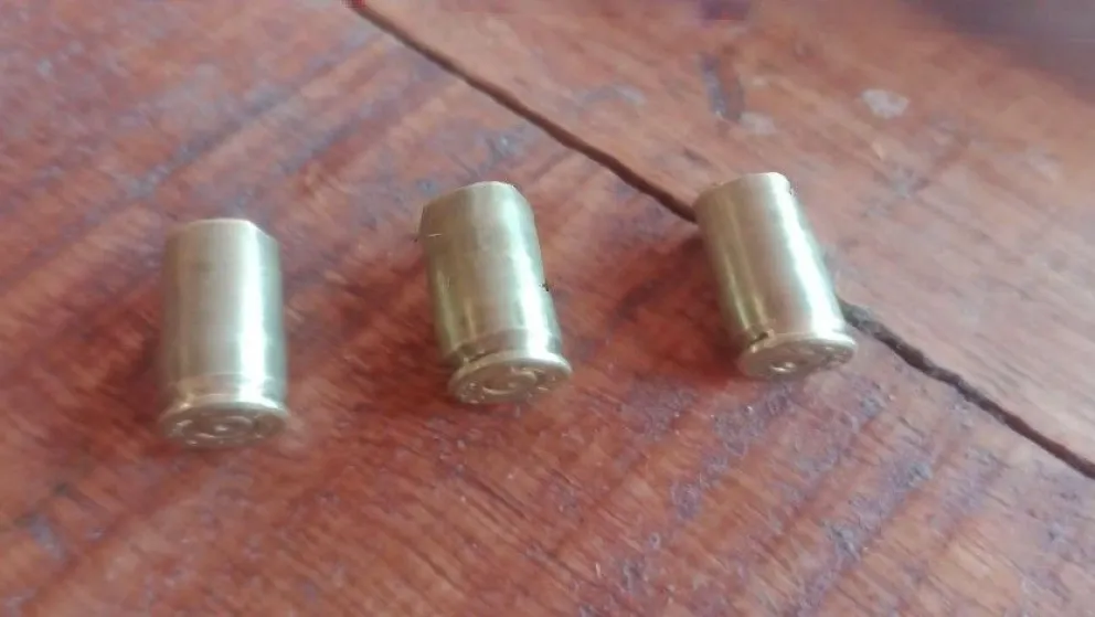 casquillos de balas que disparó el vecino.
