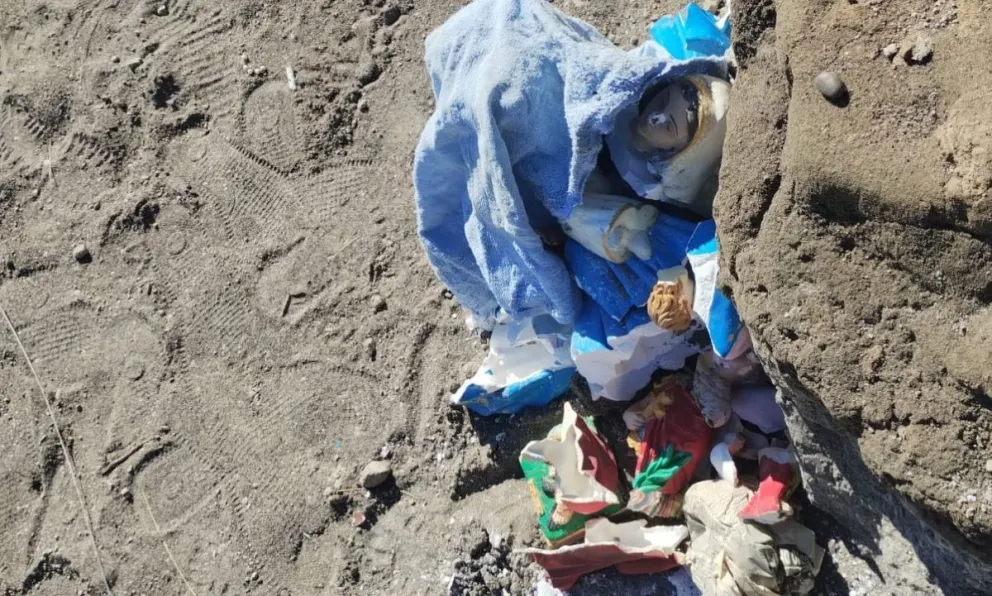 Los restos de la imagen quedaron tirados en el piso. 