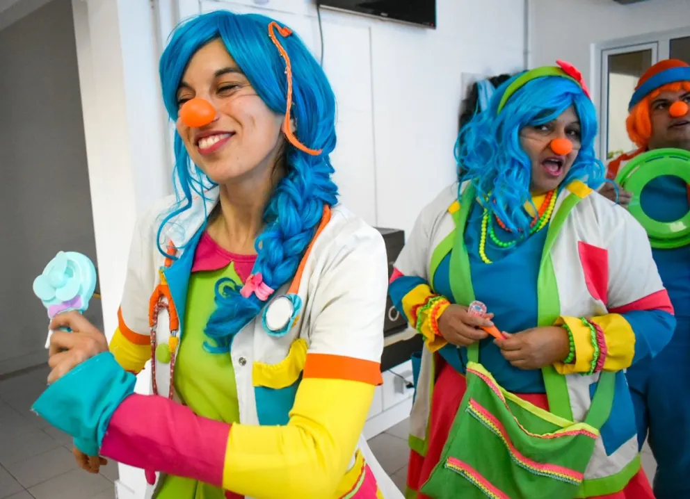 Con ingenio y risas realizaron un intervención artistica en NoticiasNet y Radio Noticias (105.5)  FOTOS: Vanesa Schwemmler.