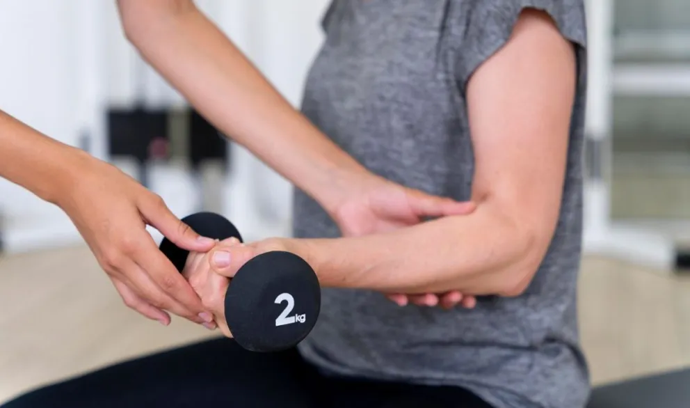 Implica la creación de un plan de tratamiento adaptado a las necesidades específicas del paciente.