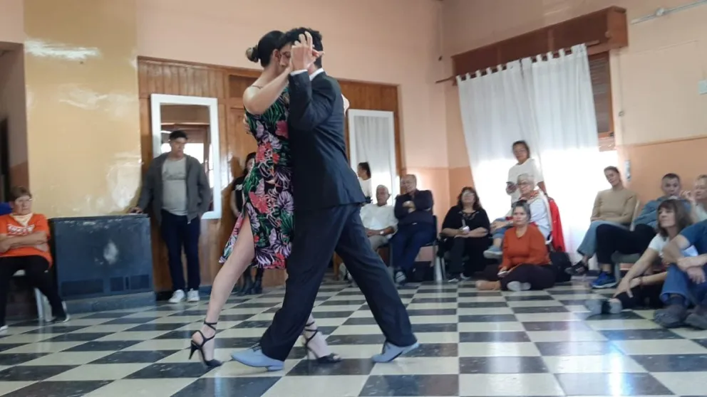 Tarde a puro tango en General Conesa.