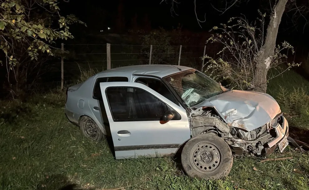 A pesar del fuerte impacto, los ocupantes del Renault Clio no sufrieron heridas graves. 