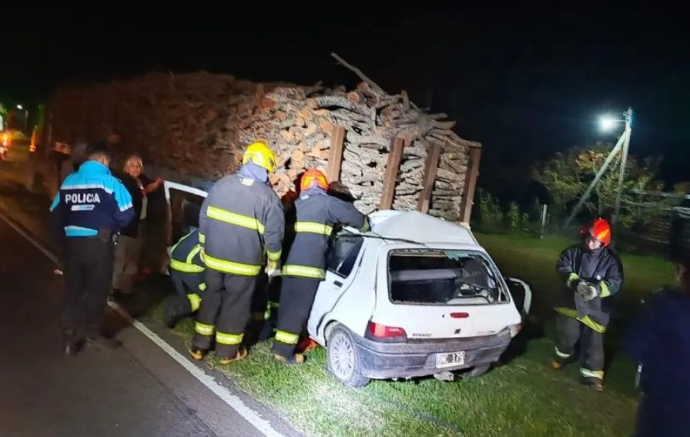 Personal de Policía y Bomberos trabajaron en el lugar. Foto gentileza.