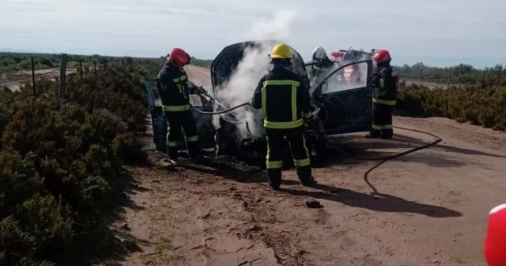 El personal de bombero logró apagar las llamas, pero el vehículo quedó destruído. 