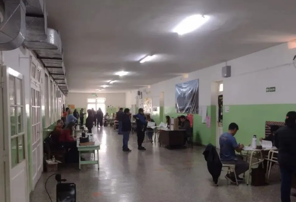 Escuela Primaria N° 4 de Maquinchao, donde se desarrollaron los comicios (foto gentileza).