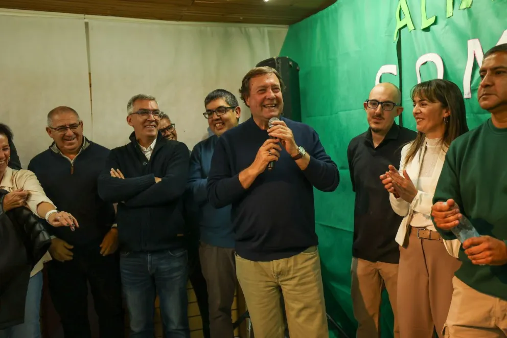 Weretilneck celebrando el triunfo en la elección de concejales en Ingeniero Jacobacci.