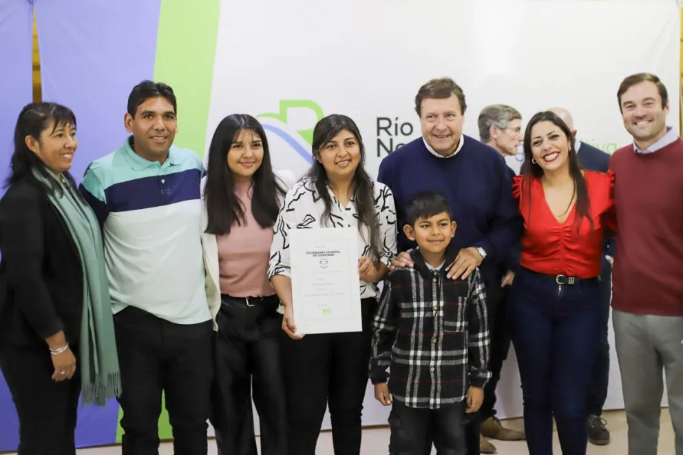 Una familia de Valcheta junto al gobernador Weretilneck y la intendenta Direne.