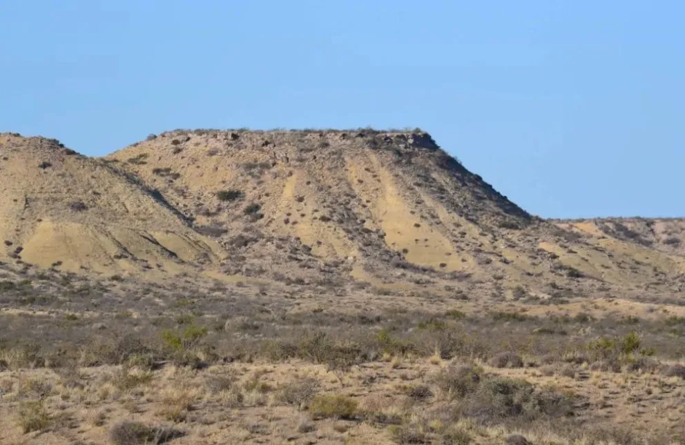 Hay un vallado que impide el paso hacia la barda donde los especialistas en explosivos identifican los cables y califican el grado de peligro que hay en el lugar.