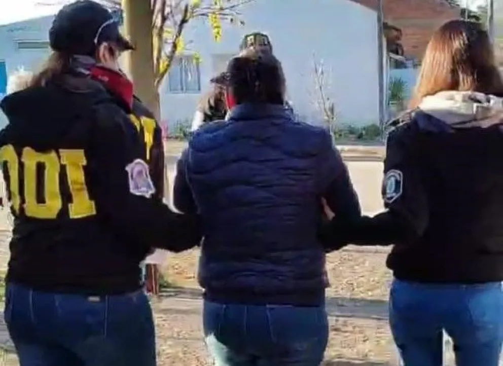 La mujer fue detenida por personal policial. (foto FM Power).