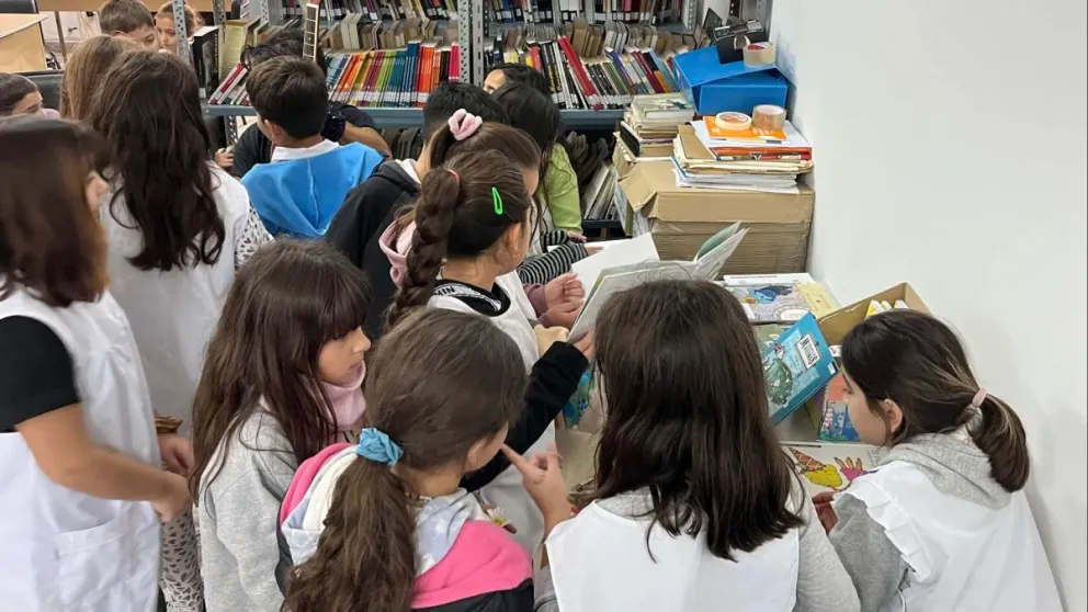 Estudiantes rionegrionos con libros de "A leer Río Negro".