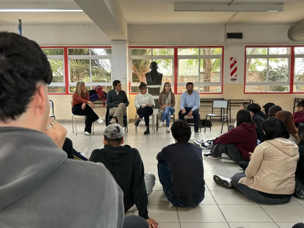 El intendente Castro visitó una escuela en la mañana de este miércoles. 