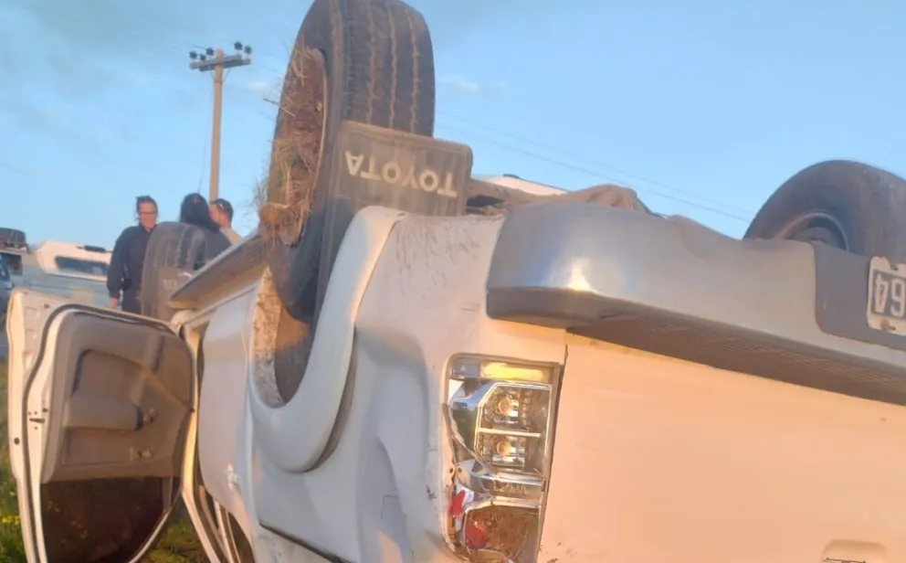 Dejó una extensa huella en la banquina contraria.