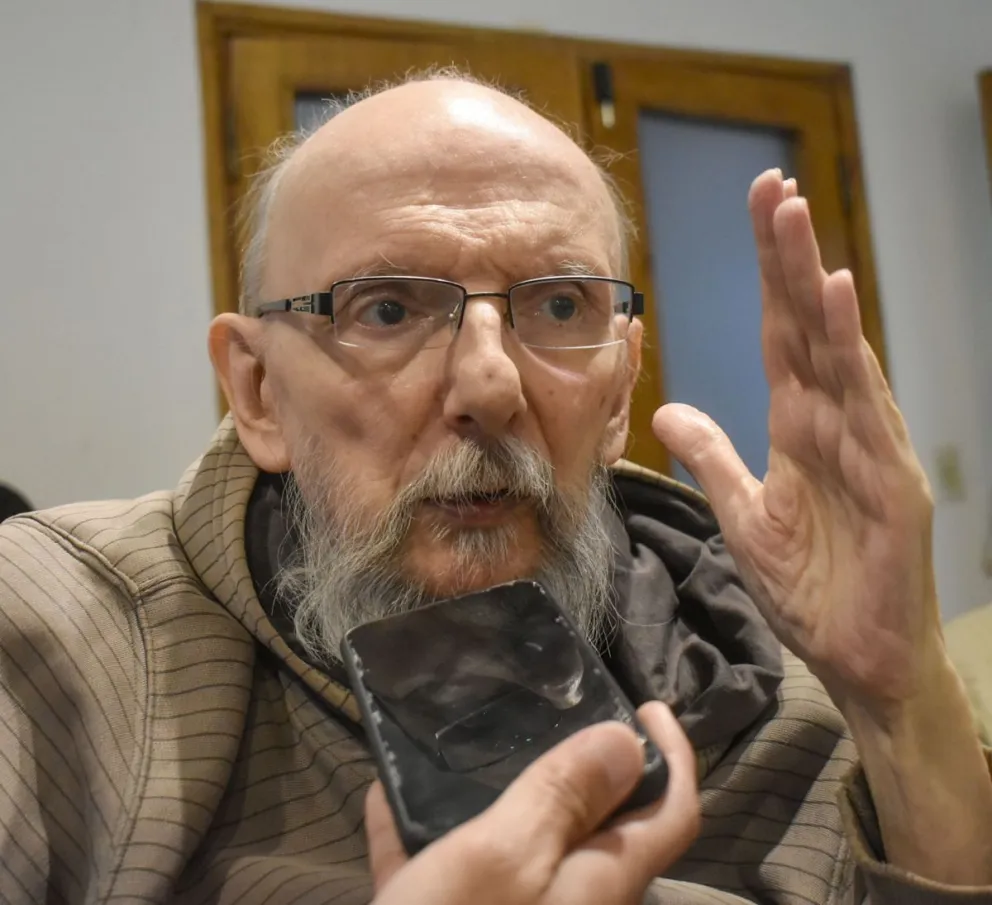 Raúl Artola periodista, poeta y escritor. Fotos Vanesa Schwemmler para NoticiasNet.