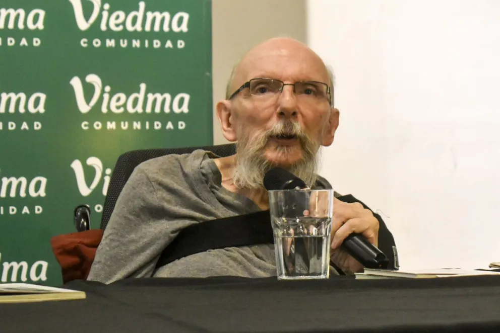 Raúl Artola en la presentación de su obra. Fotos Vanesa Schwemmler para NoticiasNet.