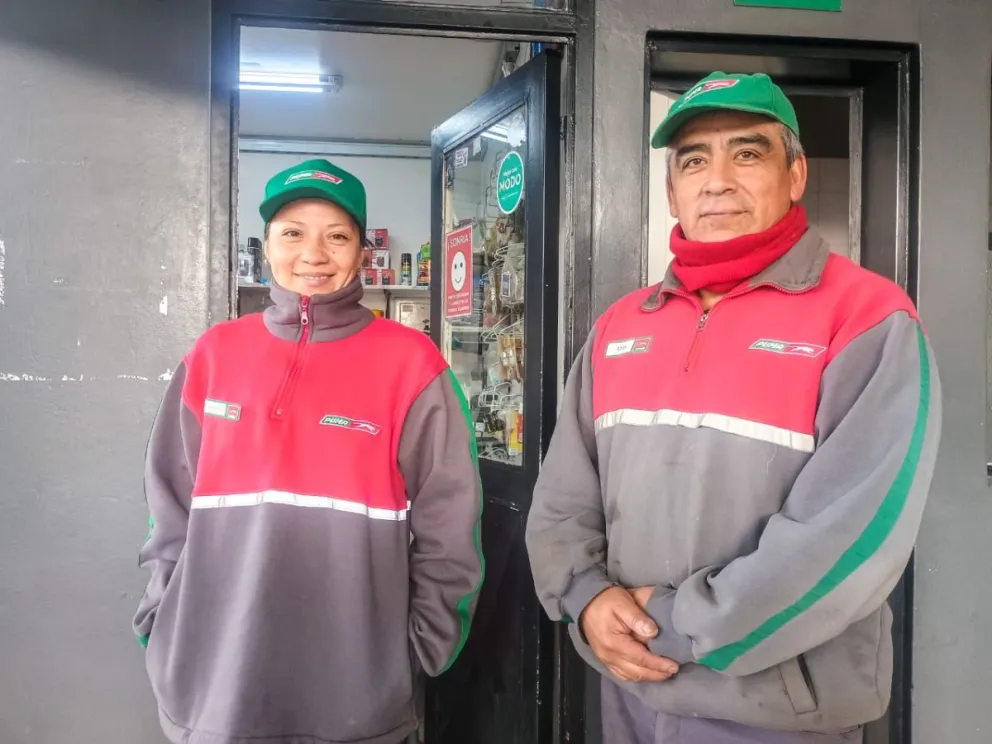 Playeros firmes en sus puestos, de los pocos servicios activos en la ciudad. 