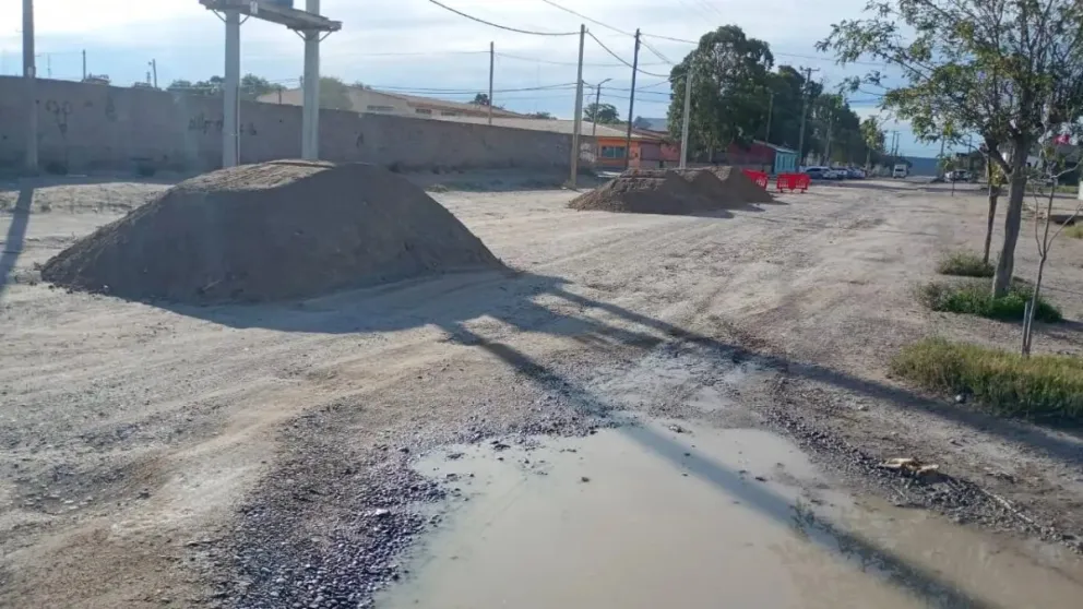 Montículo de tierra en evaluación si está contaminada.