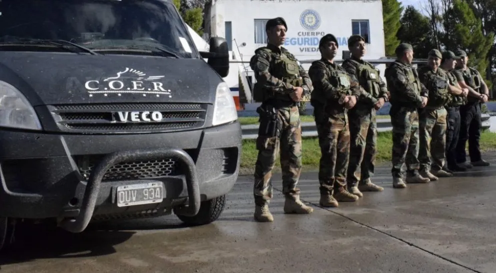 Tres personas fueron detenidas por atentado y obstrucción a la Justicia.