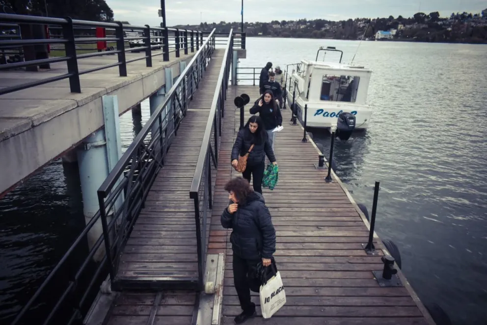 El servicio de lanchas a full a falta de colectivos en la Comarca. 