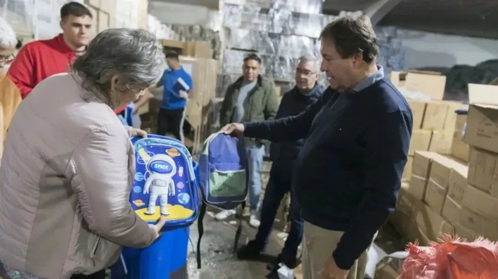 Los kits están siendo enviados a través de los 15 consejos escolares.