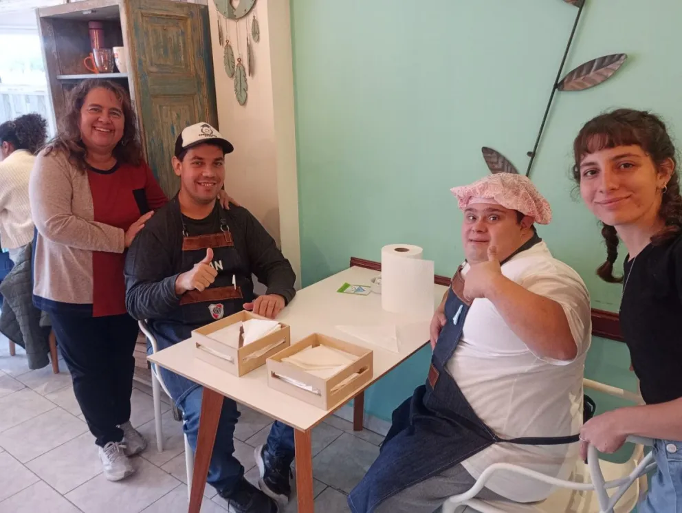 El Taller Ruca Nehuén apuesta a la inclusión laboral de quienes concurren al establecimiento. Fotos Facebook.